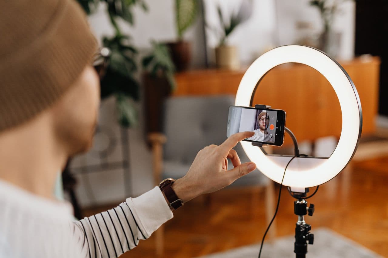 Jak wykorzystać User Generated Content w marketingu wideo? Przewodnik dla firm